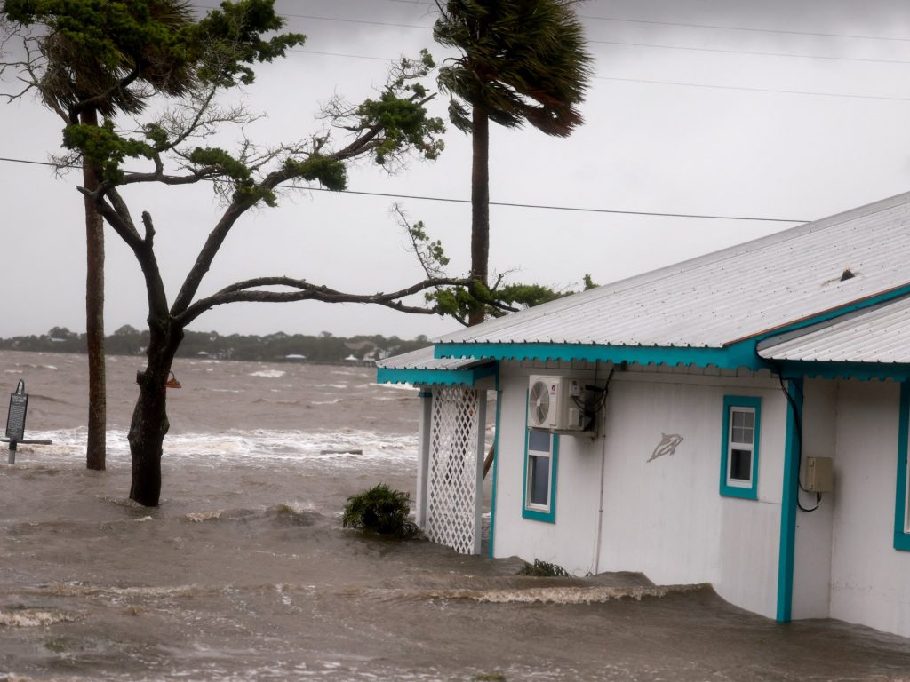 L'uragano Debby colpisce la costa della Florida; ordinate evacuazioni