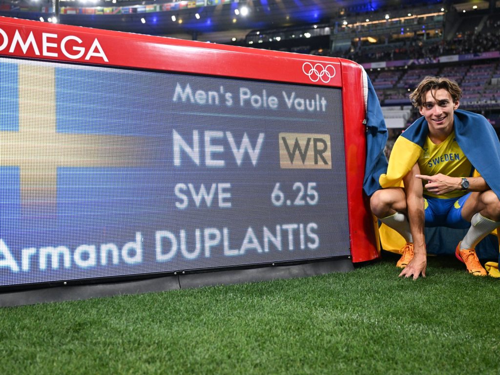 Duplantis stabilisce un nuovo record mondiale e conserva il titolo olimpico di salto con l'asta a Parigi