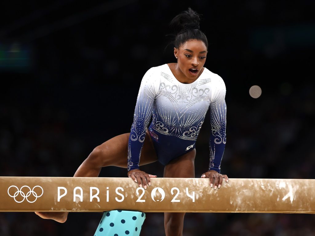 Biles conclude la sua campagna olimpica con l'argento al corpo libero dopo la caduta alla trave