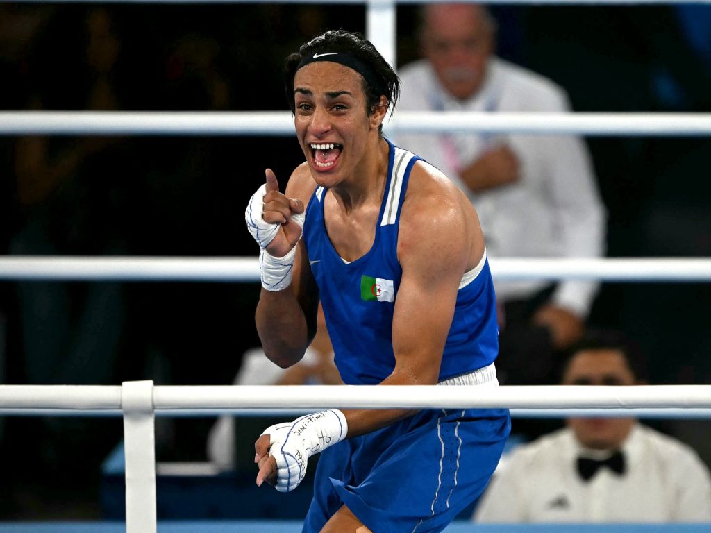 La pugile algerina Imane Khelif irrompe nella finale olimpica tra polemiche di genere