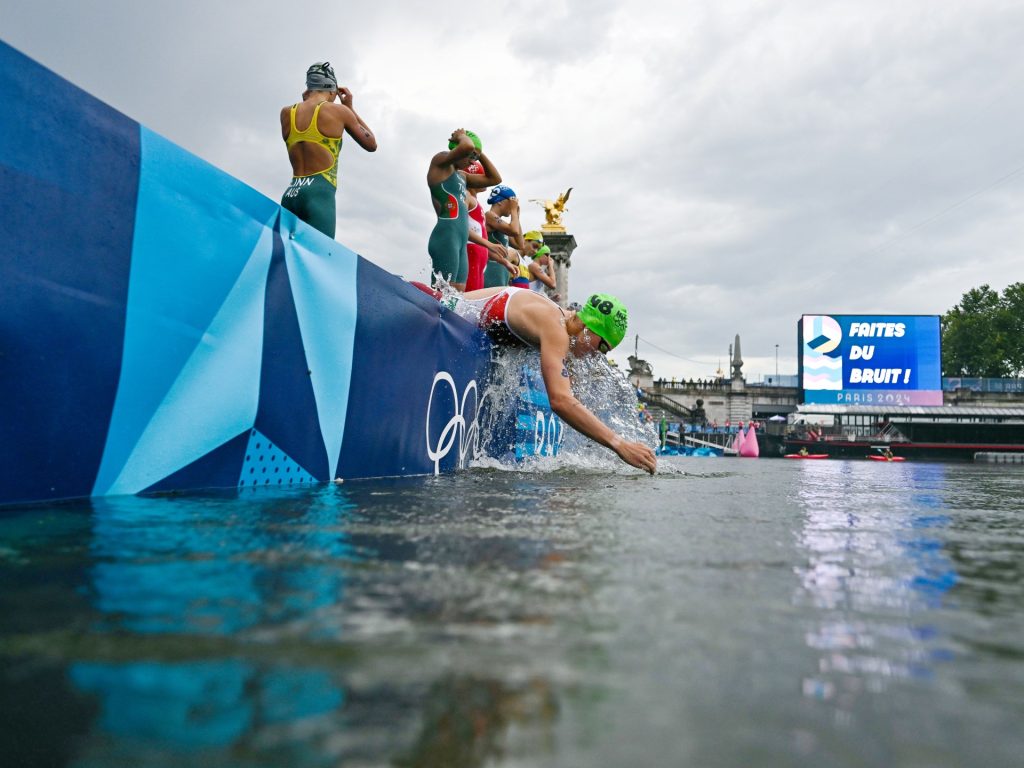 Gli organizzatori di Parigi annullano gli allenamenti di nuoto in acque libere delle Olimpiadi nella Senna inquinata