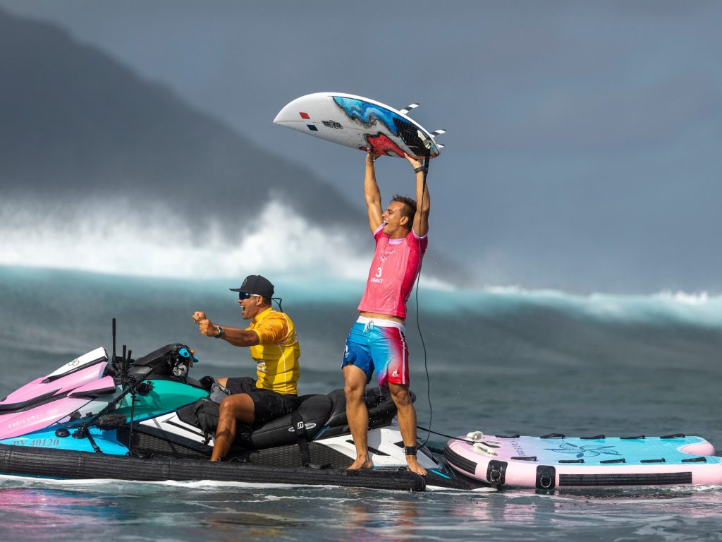 Il campione olimpico francese di surf Vaast afferma che la "forza vitale" lo ha aiutato a vincere l'oro