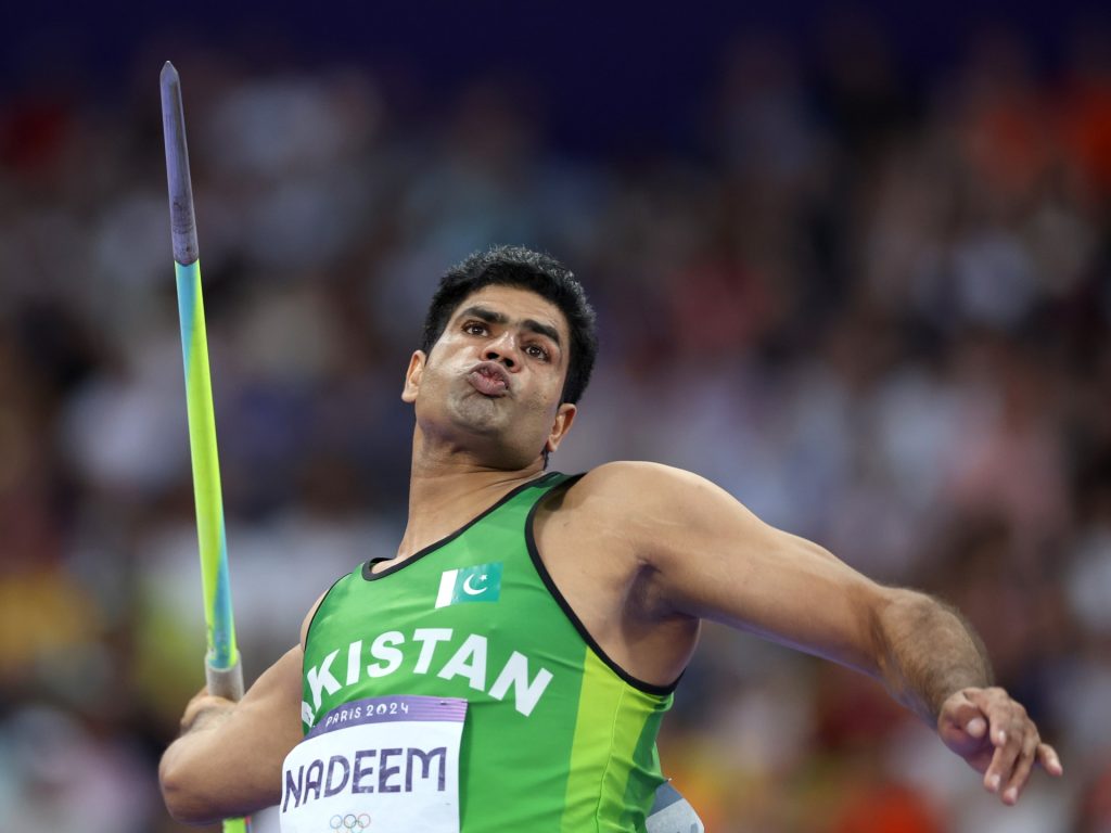 Il pakistano Arshad Nadeem batte Neeraj Chopra e vince l'oro olimpico nel giavellotto