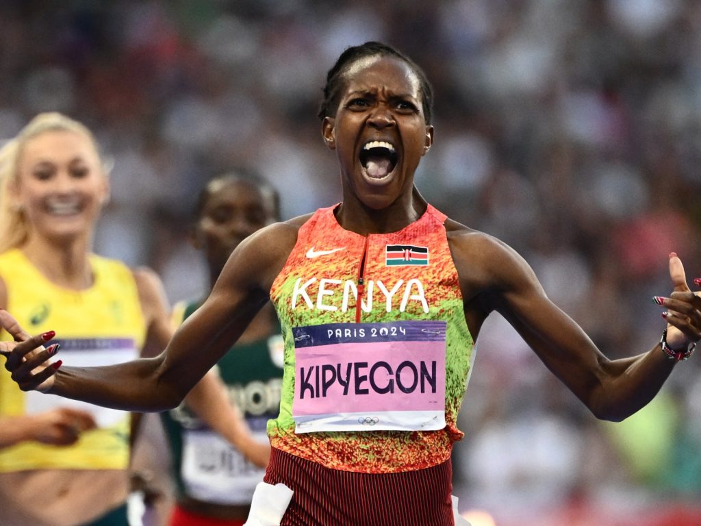 La keniana Faith Kipyegon vince la finale dei 1500 metri e conquista il terzo oro olimpico