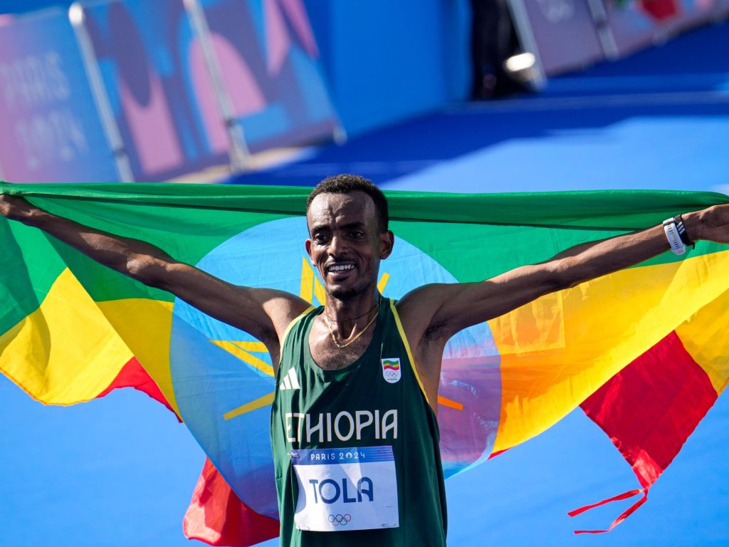 L'etiope Tola vince la maratona olimpica maschile; il keniano Kipchoge si ritira