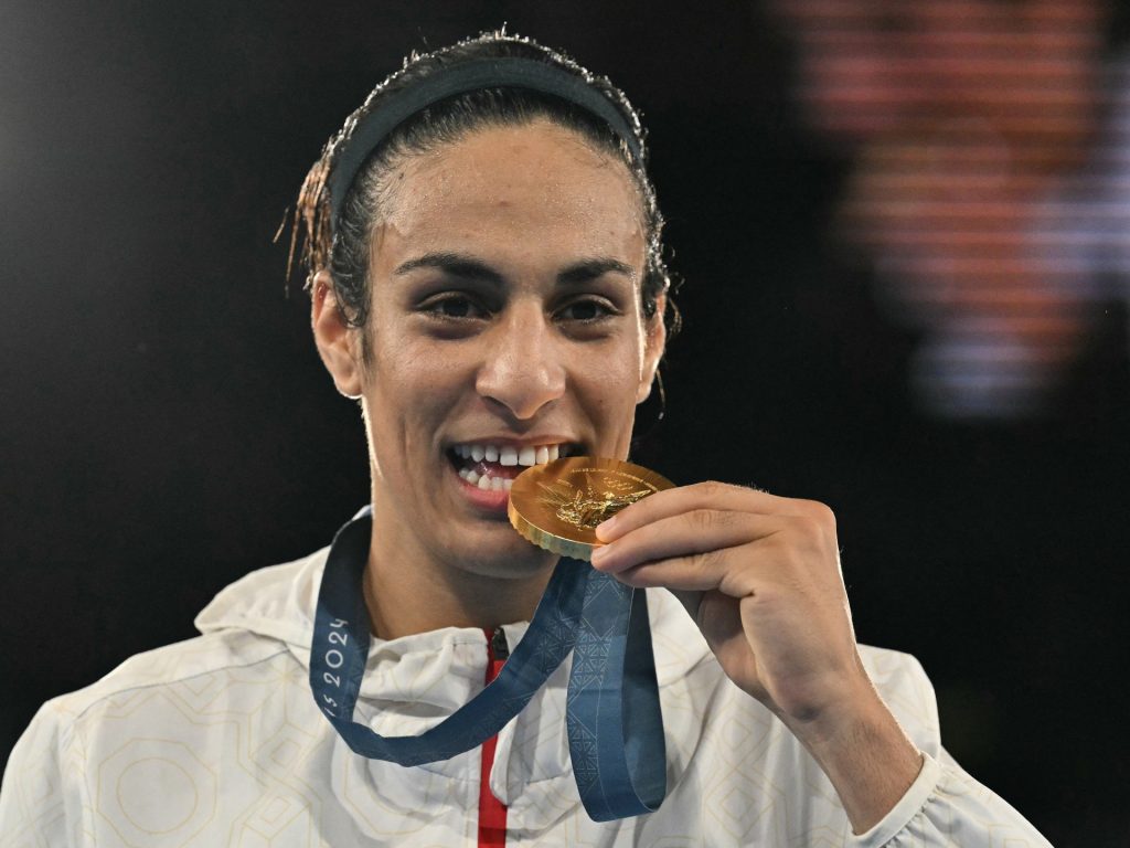 L'algerina Imane Khelif batte Yang Liu e vince l'oro nel pugilato alle Olimpiadi di Parigi