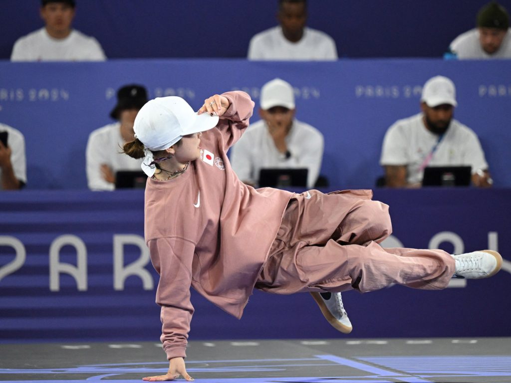 La giapponese Ami Yuasa danza verso l'oro nella prima finale olimpica di breaking