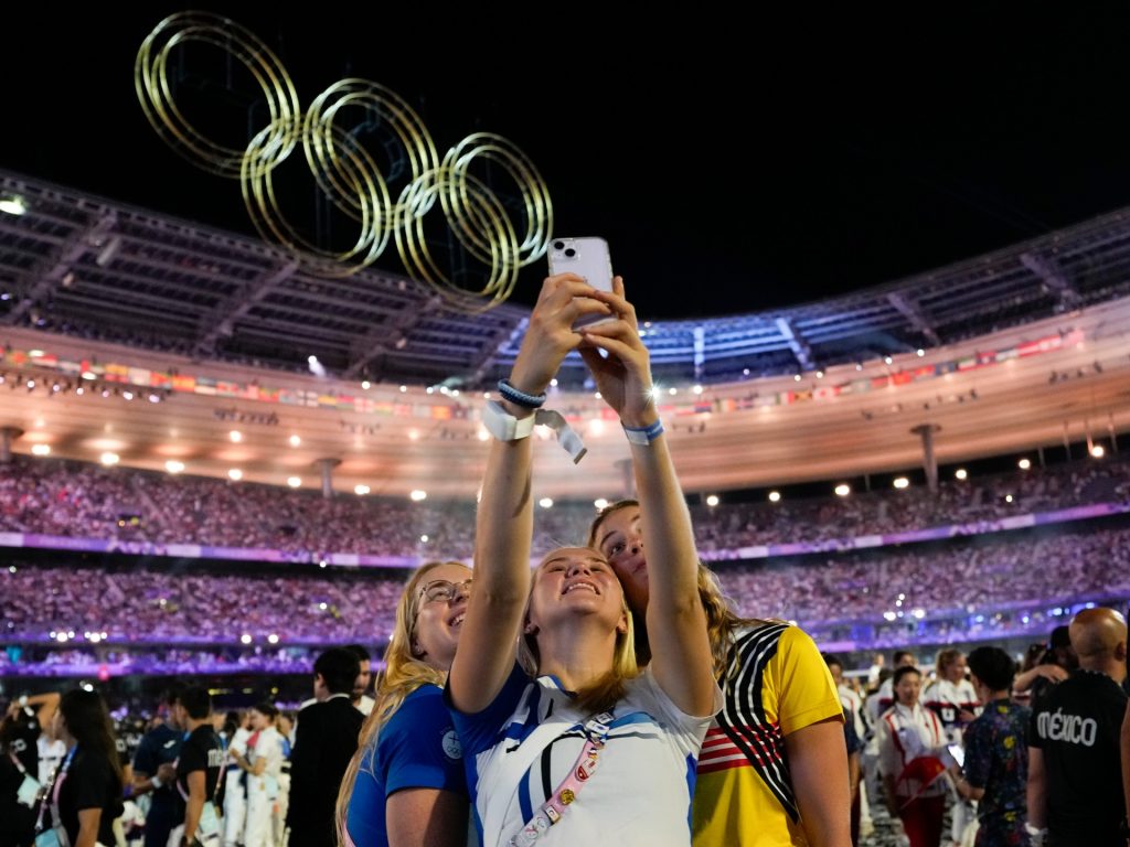 Si chiude il sipario su Parigi 2024 mentre la fiamma olimpica passa a Los Angeles