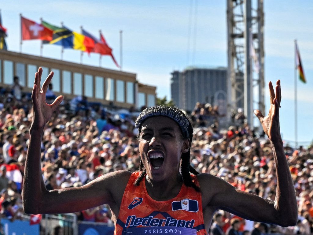 Sifan Hassan si batte per vincere l'oro nella maratona alle Olimpiadi di Parigi 2024