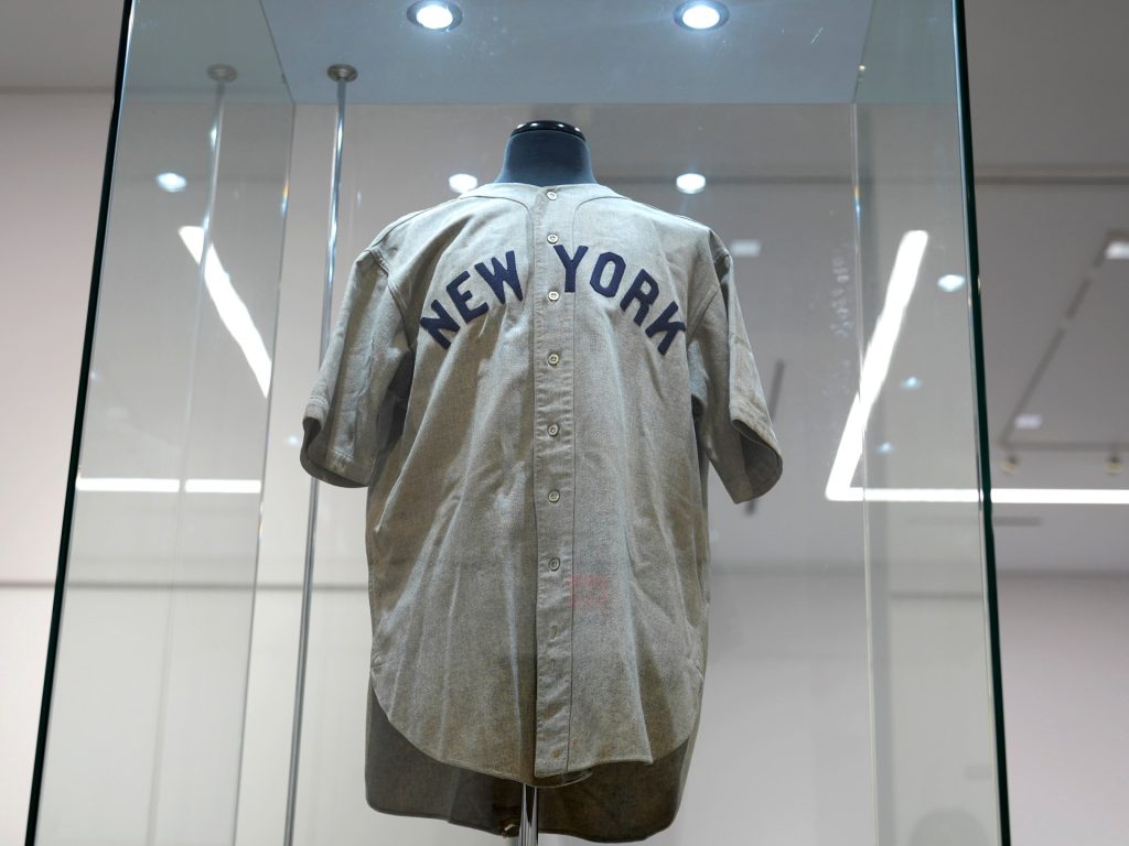 La maglietta della leggenda del baseball Babe Ruth batte il record di un'asta di cimeli sportivi