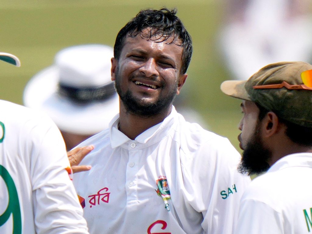I giocatori di cricket del Bangladesh si uniscono per sostenere il compagno di squadra accusato di omicidio Shakib Al Hasan