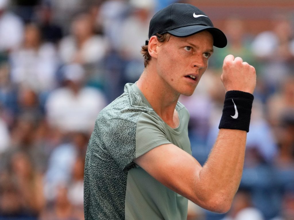 Sinner e Swiatek passano facilmente al secondo turno degli US Open, ma Raducanu esce