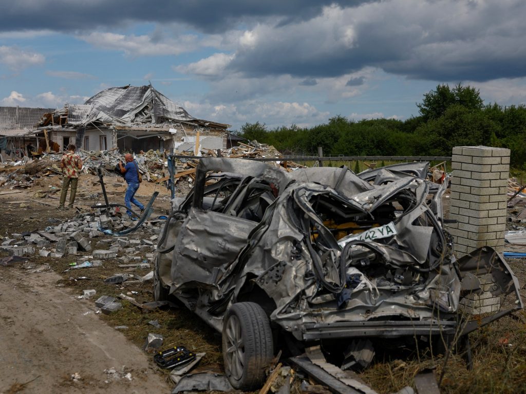 Due morti nell'attacco russo a Kiev mentre l'Ucraina conferma l'incursione a Kursk