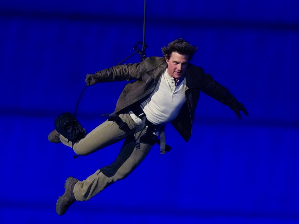 Foto: Tom Cruise consegna la bandiera olimpica a Los Angeles, chiudendo i Giochi di Parigi | Notizie sulle Olimpiadi di Parigi 2024