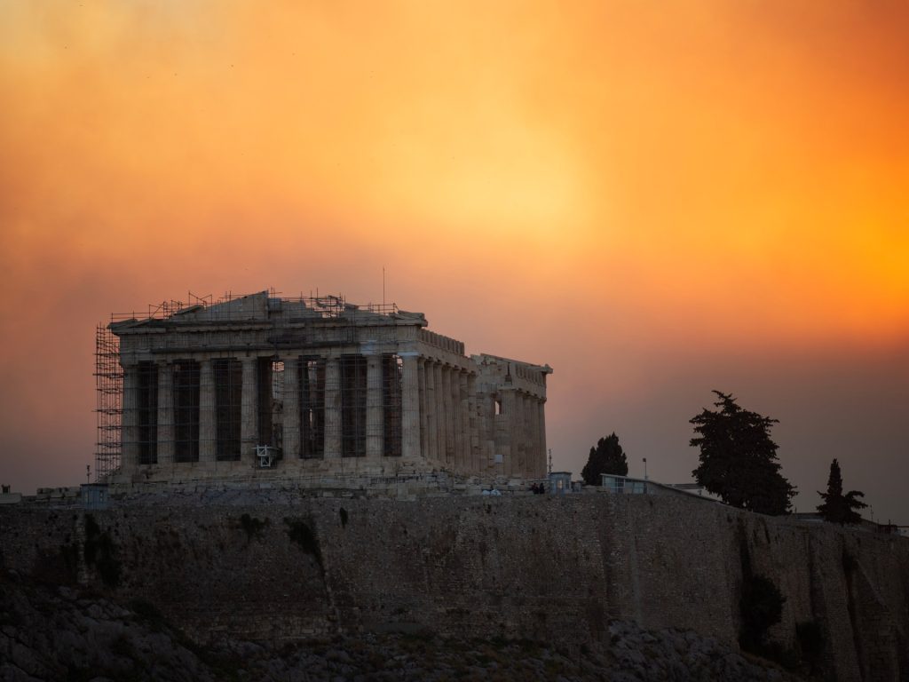 Gli incendi boschivi provocano evacuazioni mentre minacciano la capitale greca