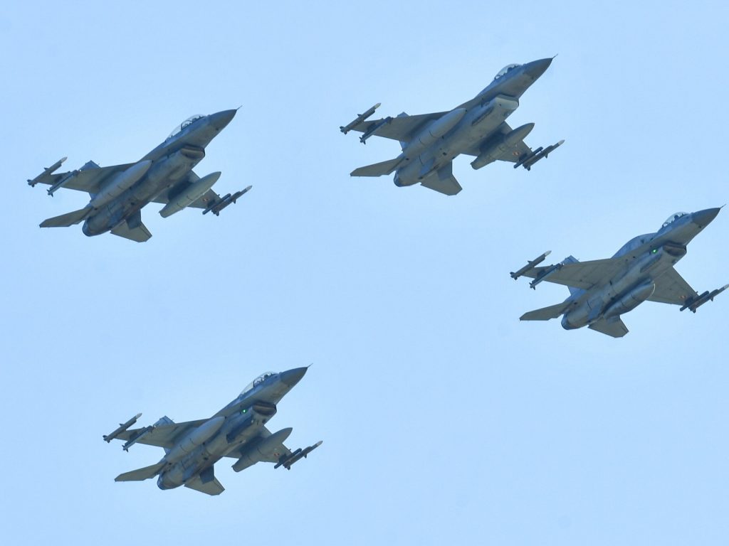 I caccia F-16 atterrano in Ucraina per rafforzare la difesa contro la Russia