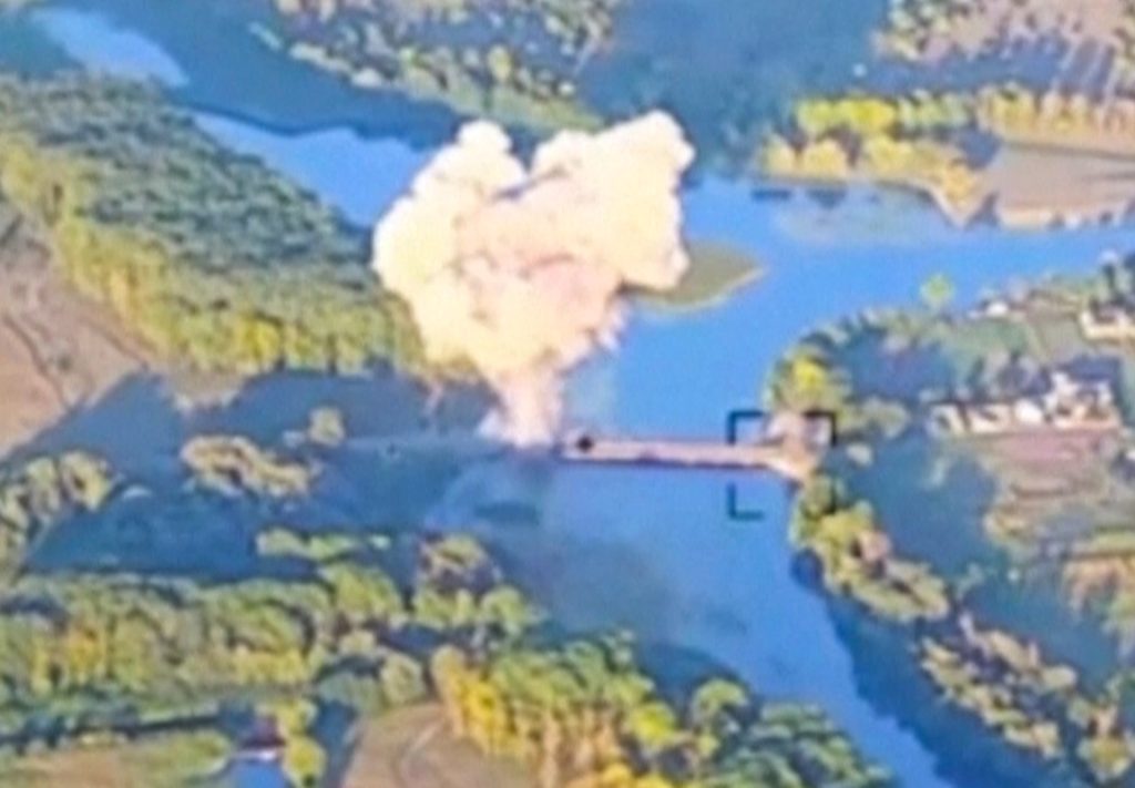 L'Ucraina raggiunge il terzo ponte a Kursk, in Russia, e afferma che la zona cuscinetto è l'obiettivo finale