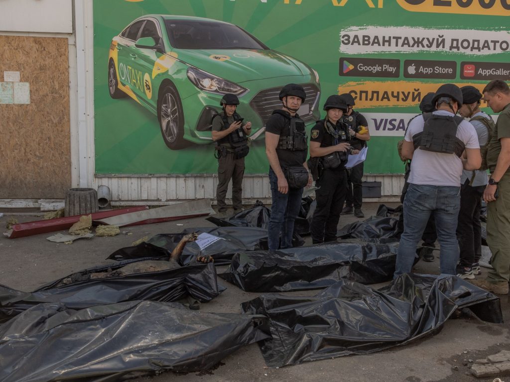 L'attacco russo al supermercato ucraino uccide 14 persone, affermano i funzionari