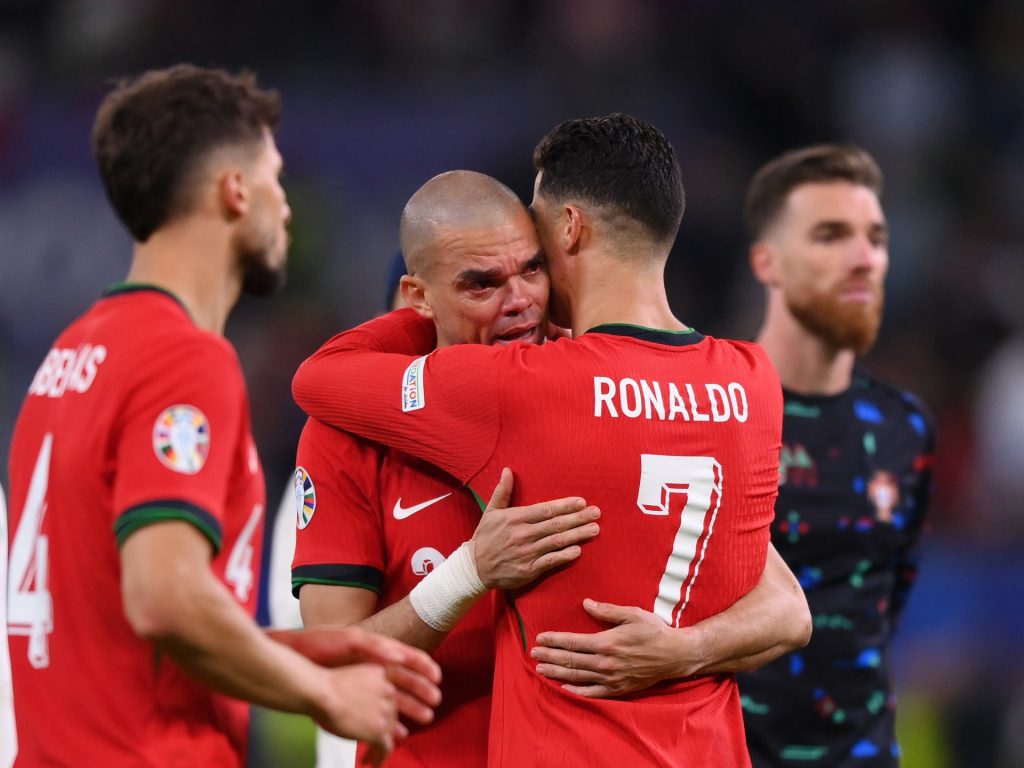L'ex difensore portoghese del Real Madrid Pepe si ritira dal calcio