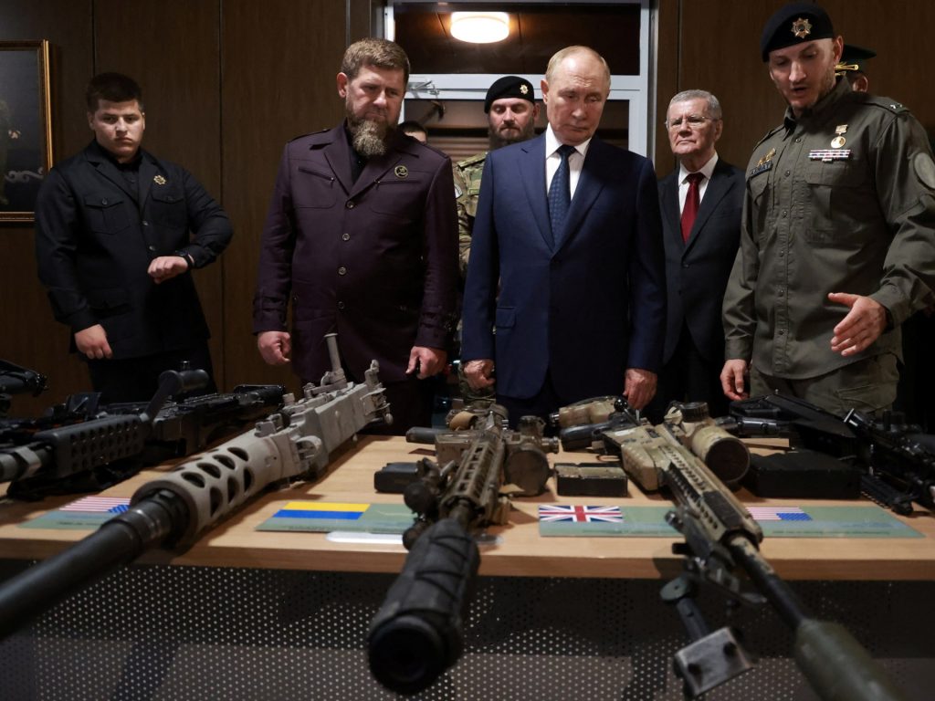 Putin ispeziona le truppe con Kadyrov nella prima visita in Cecenia dal 2011
