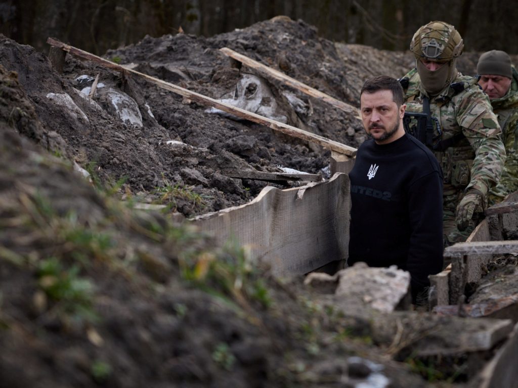 Zelenskyy dell'Ucraina visita la zona di confine di Sumy vicino alla zona di incursione di Kursk