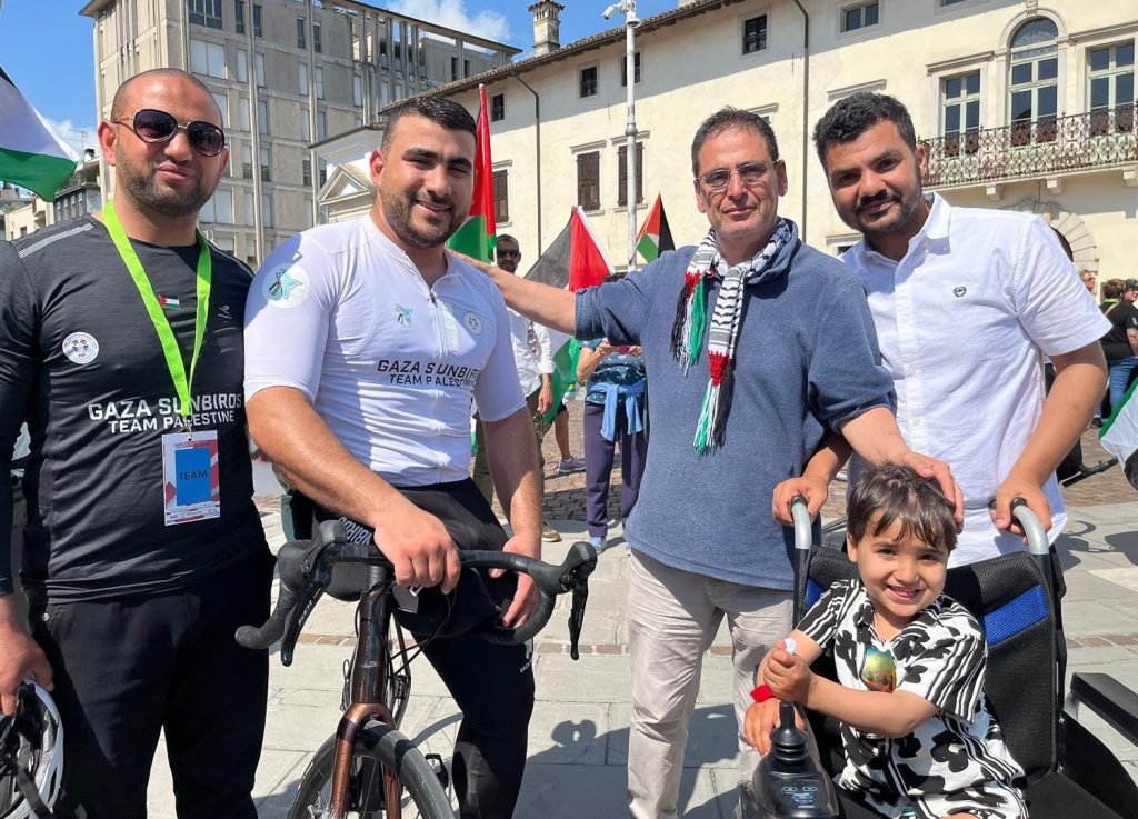 Nel mezzo della guerra di Israele a Gaza, il ciclista Alaa al-Dali lotta per un colpo di gloria