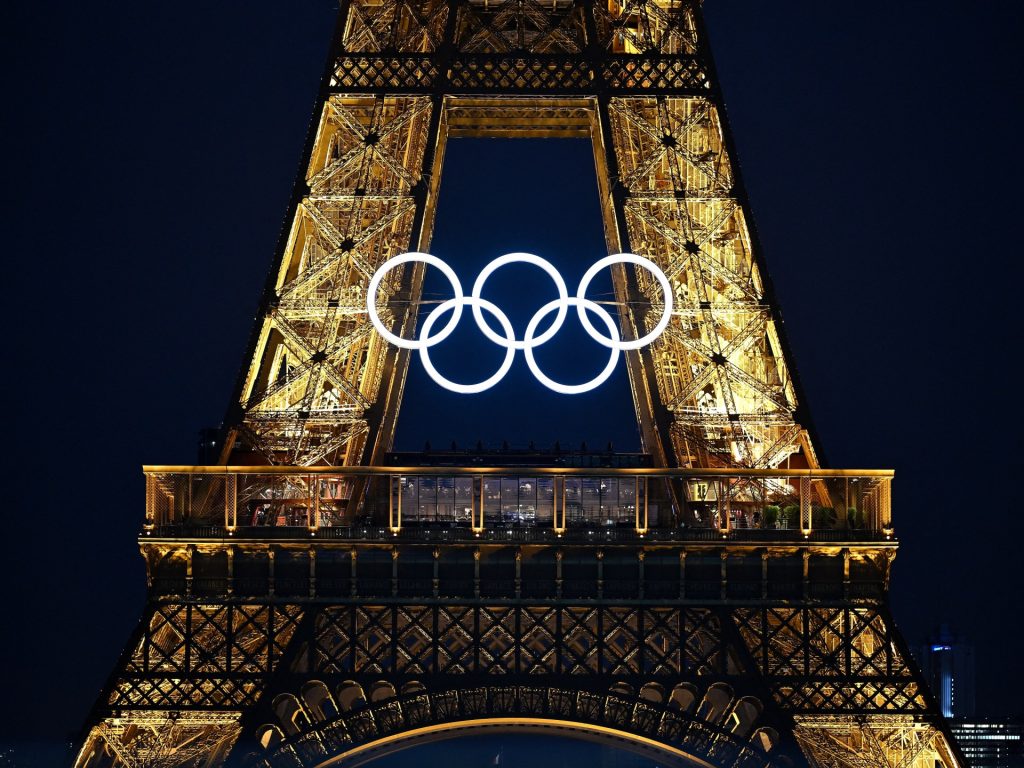 Il piano del sindaco di Parigi di mantenere gli anelli olimpici sulla Torre Eiffel scatena le critiche
