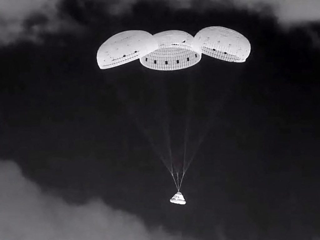 Lo Starliner della Boeing torna sulla Terra, lasciando indietro l'equipaggio