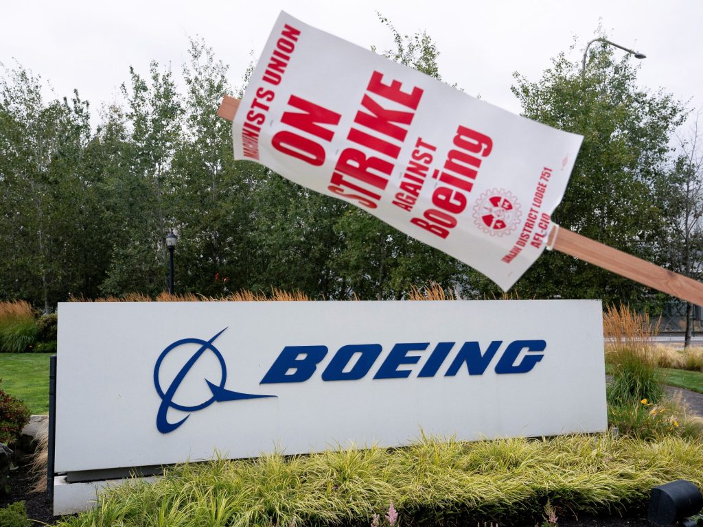 Boeing congela le assunzioni e valuta i congedi per ridurre i costi dello sciopero dei lavoratori