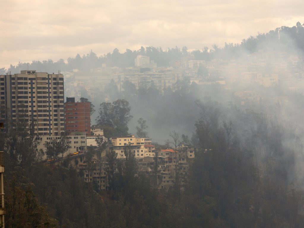 L'Ecuador combatte gli incendi boschivi vicino alla capitale mentre la siccità attanaglia il Sud America