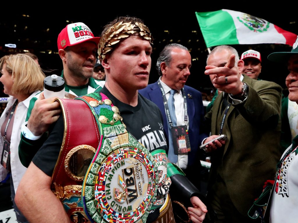 'Canelo' Alvarez massacra Berlanga e mantiene le cinture dei pesi supermedi