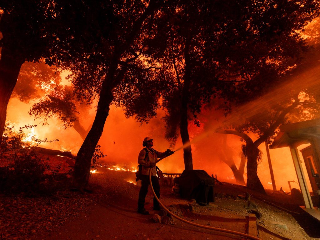 Gli incendi boschivi bruciano fuori controllo in California, ordinate evacuazioni | Climate Crisis News