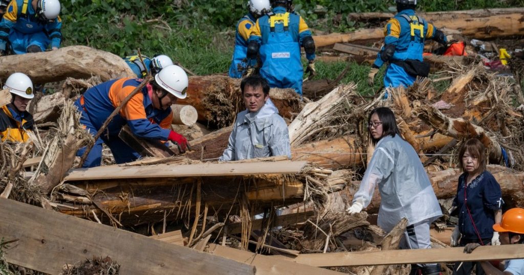 I soccorritori setacciano le rive fangose ​​del fiume dopo che le inondazioni hanno ucciso sei persone in Giappone | Notizie sulle inondazioni
