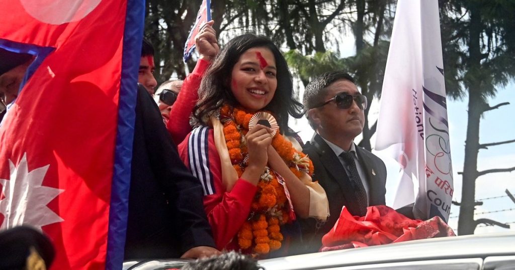 Il primo medagliato paralimpico del Nepal torna a casa accolto come un eroe | In Pictures News