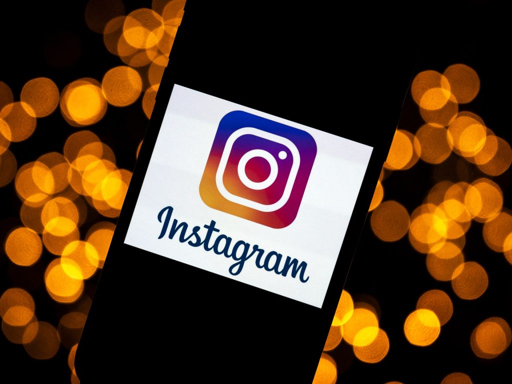 Instagram rende privati ​​gli account degli adolescenti mentre aumenta la pressione