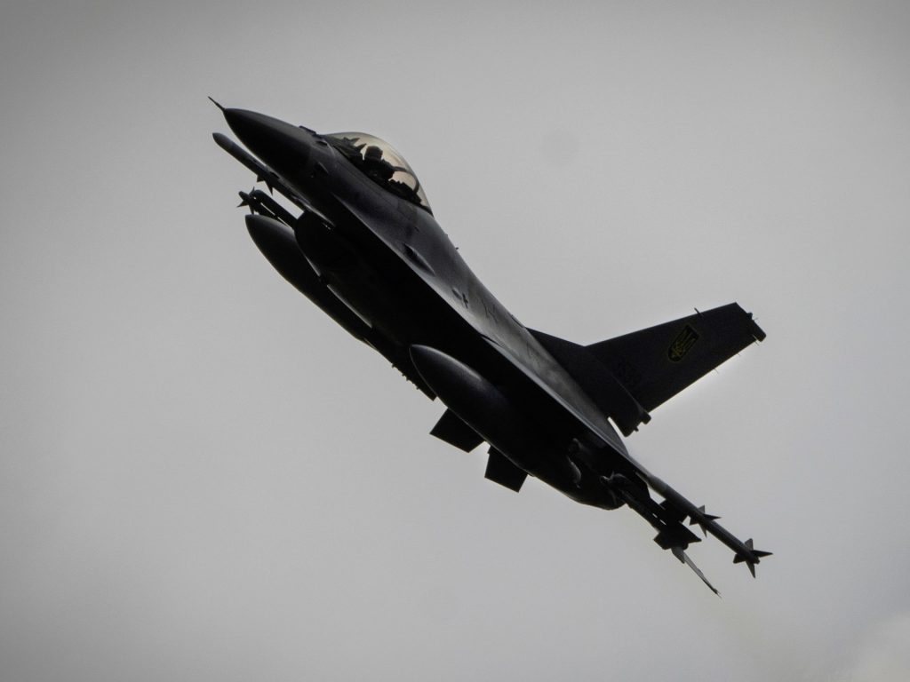L'Ucraina afferma che un aereo da caccia F-16 di fabbricazione statunitense si è schiantato, uccidendo il pilota