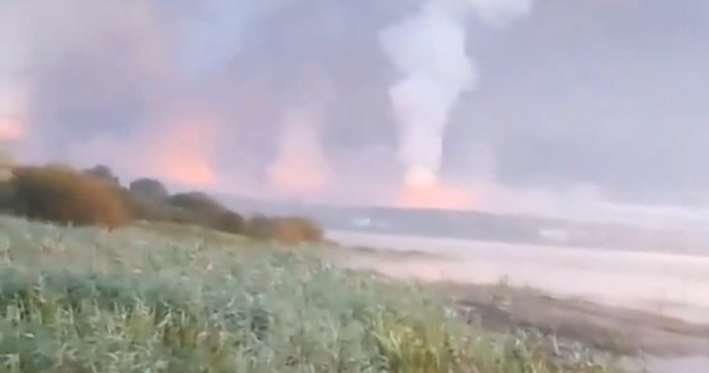 L'attacco dei droni ucraini provoca una massiccia esplosione all'arsenale di Toropets in Russia
