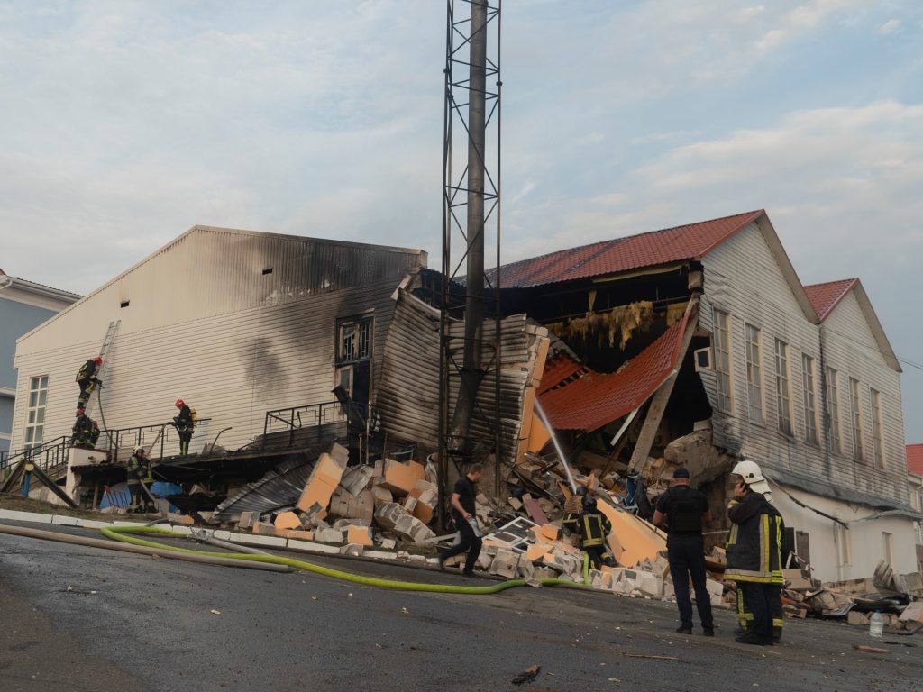 Sbarramento russo prende di mira Kiev, attacco ucraino distrugge scuola