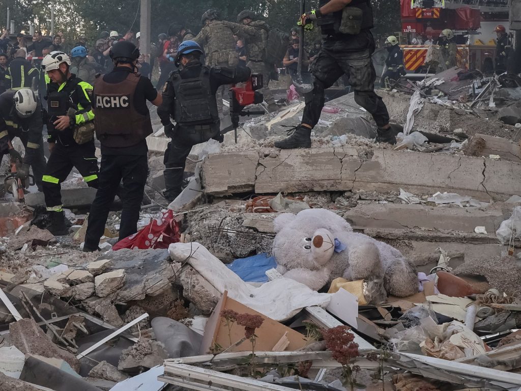 Tre morti a Kharkiv, in Ucraina, mentre la Russia bombarda un condominio