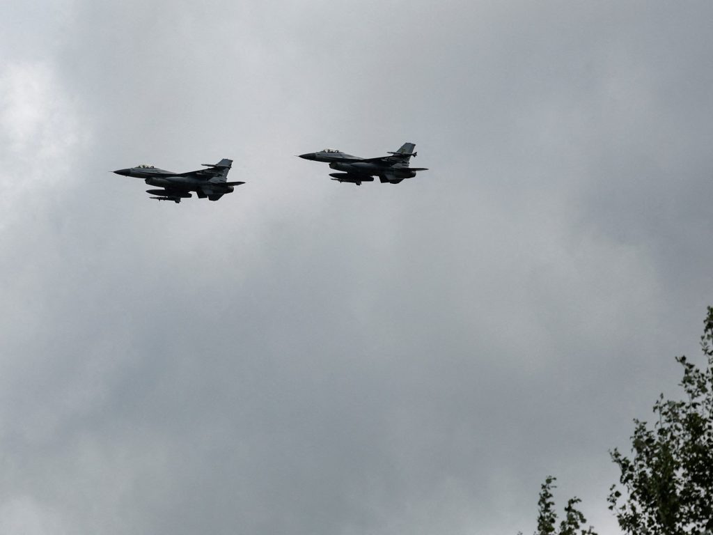 Zelenskyy licenzia il comandante dell'aeronautica militare ucraina dopo l'incidente mortale dell'F-16