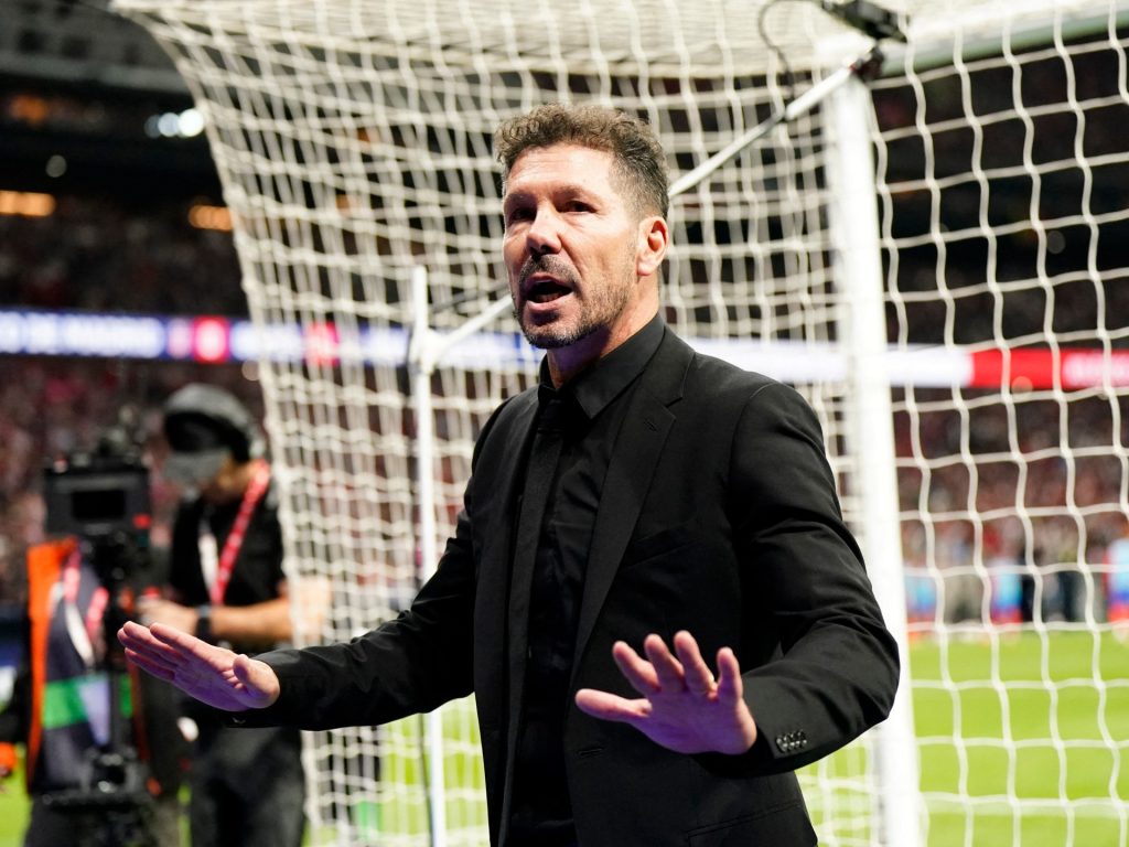 Punire i tifosi violenti e i giocatori che li incitano: il tecnico dell'Atletico Simeone