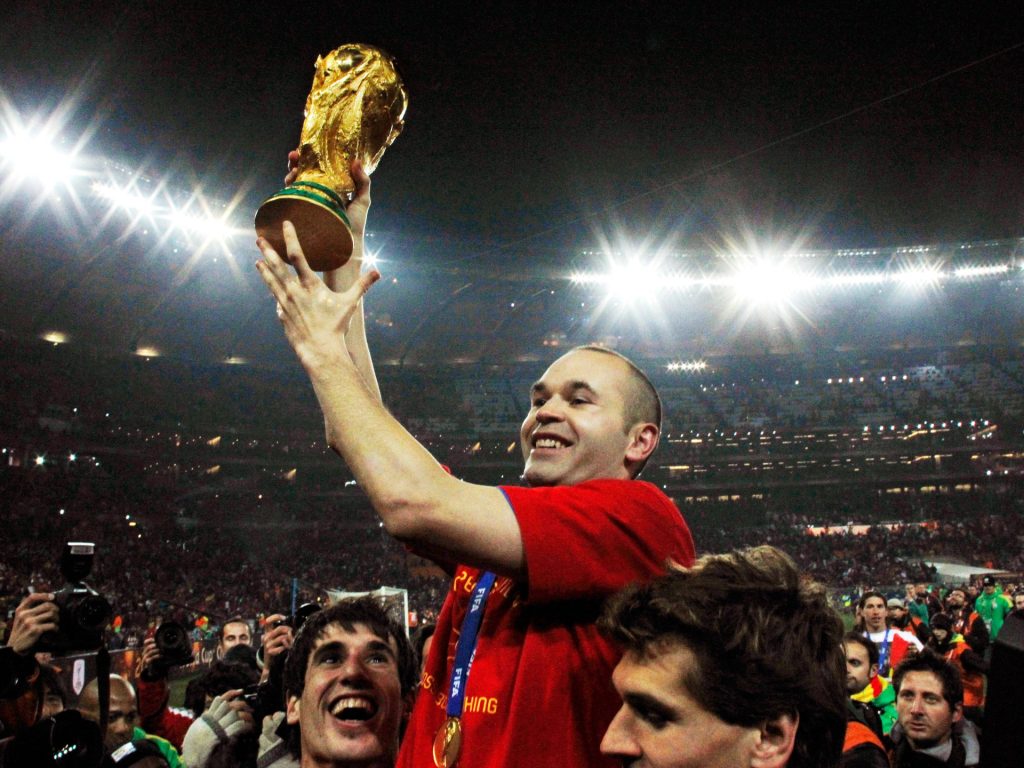 L'ex grande calciatore della Spagna e del Barcellona Andres Iniesta si ritira a 40 anni