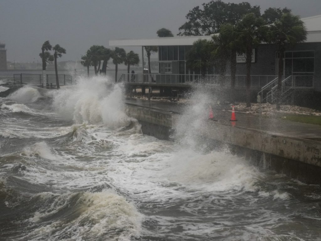 Dieci morti dopo che l'uragano Milton ha aperto la strada della distruzione in Florida