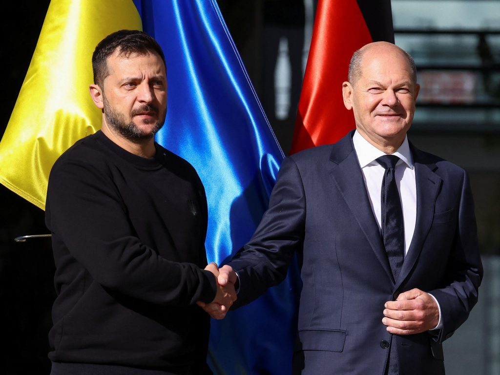 Zelenskyy esorta gli alleati a mantenere gli aiuti mentre Scholz promette un pacchetto di armi
