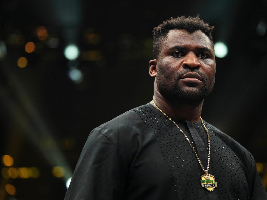 Ngannou del Camerun torna alle MMA dopo un anno difficile e combatte Ferreira nella PFL