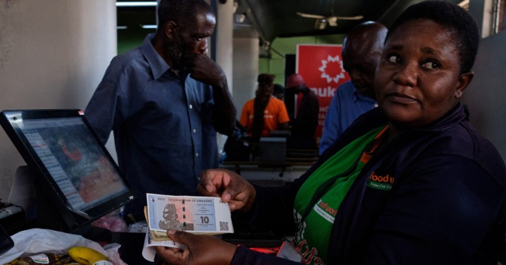 La valuta dello Zimbabwe sostenuta dall'oro perde metà del suo valore: perché e quale sarà il prossimo passo?