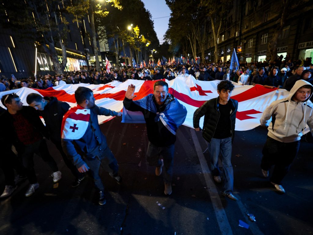 Una nazione divisa tra Russia e Occidente: la tua semplice guida al voto della Georgia