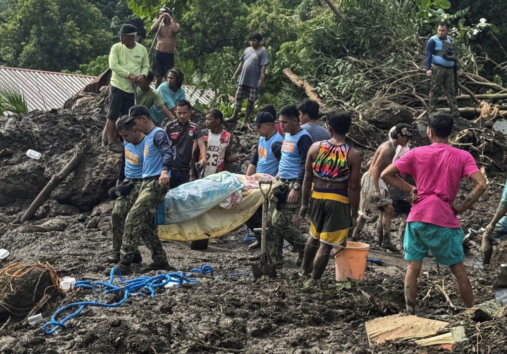 Inondazioni e frane nelle Filippine provocano almeno 136 morti o dispersi