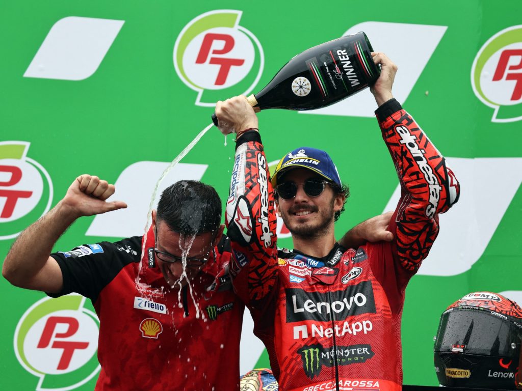 Francesco Bagnaia vince la MotoGP della Thailandia riducendo il vantaggio di Martin in campionato