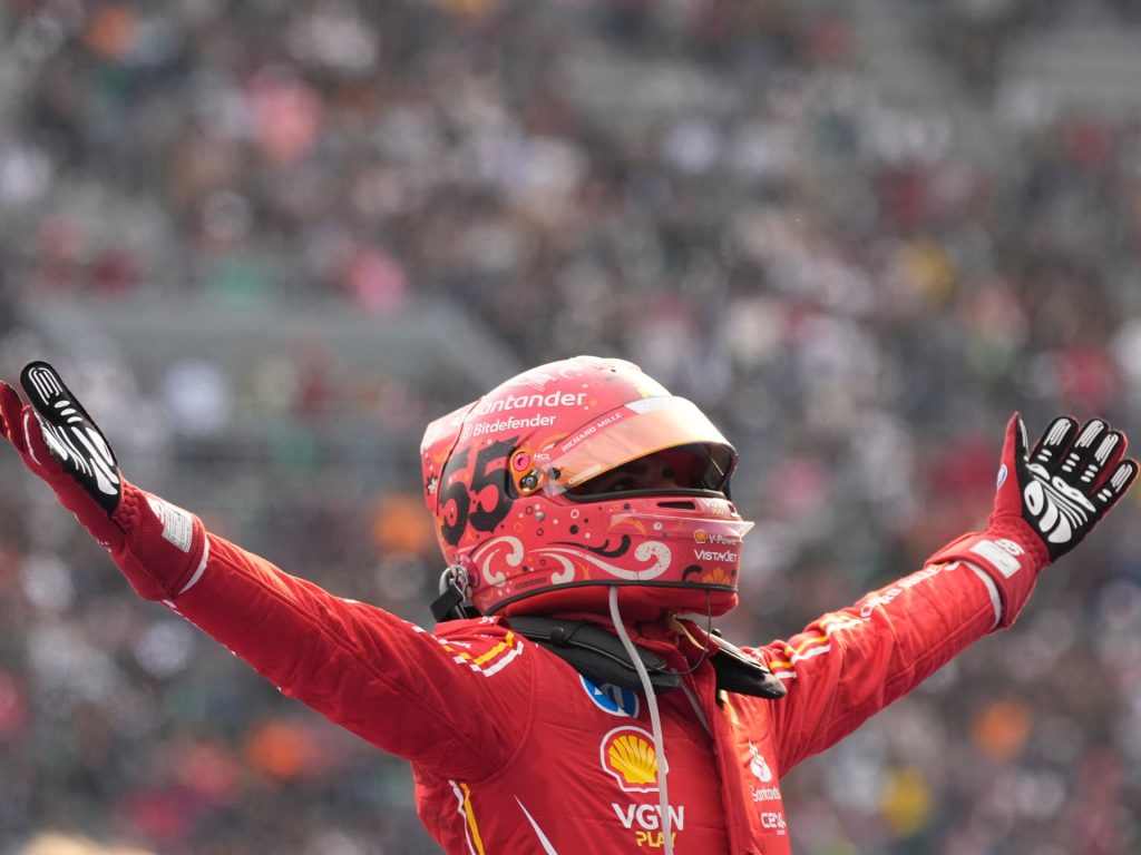 Sainz della Ferrari vince la F1 in Messico; Norris riduce il divario su Verstappen penalizzato